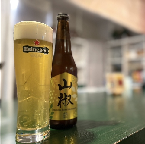 常時30種類以上の瓶や缶のクラフトビールやビアカクテルが楽しめるバー