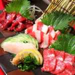 店主が独自のルートで仕入れた、本当に新鮮な馬肉だけを提供。その他熊本の郷土料理も