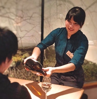 日本酒はお客様の目の前でグラスにお注ぎ致します