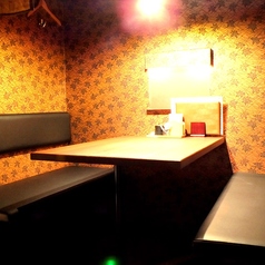 ソファー型テーブル席の半個室です。日頃の喧騒を忘れる優雅な一時をお楽しみ頂けるよう空間へのこだわりを追求しています。宴会,飲み会,接待,会社宴会,同窓会,二次会など様々なシーンにご利用いただけます。博多でのご宴会で是非一度ご利用してくださいませ。(2名様から4名様迄) 