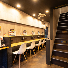 【1階】仕事帰りにちょっと贅沢したい時や、軽く一杯楽しみたい時にぴったり。リーズナブルな価格で本格的な鰻を味わえるので、肩肘張らずに楽しめます。静かな空間で、ゆったりとした時間を過ごしませんか？