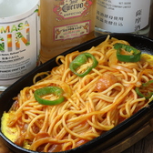 フーズバーなのでフードにも力入れてます！名物のトマホークステーキやイチオシのモツ焼きそばご賞味あれ！