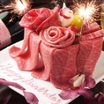 ゴージャスな肉ケーキでお祝いしてみてはいかがですか？プレゼントする方もされる方も思わず笑顔になっちゃいます。数種類のお肉から、作られる肉ケーキ！撮影会の後は、美味しくお焼きしてお持ちいたします！