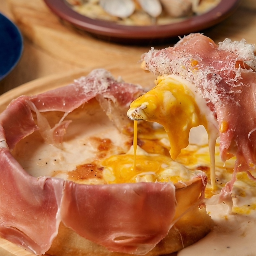 【生ハム温玉シカゴピザ】女子人気No1☆最高の組合せ！当店名物とろとろチーズが溢れ出すシカゴピザ