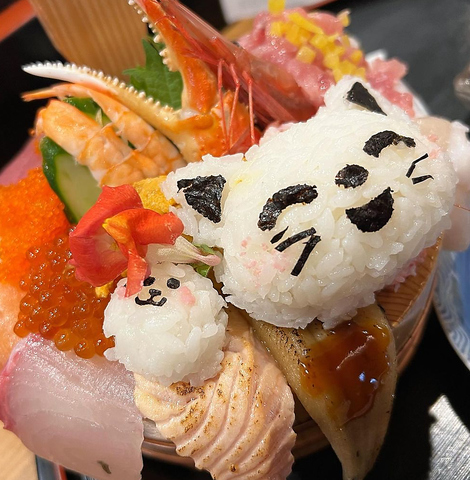 約１０種類のネタが豪華に盛る海鮮丼！３５００円を期間限定２５００円でご提供！
