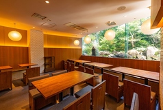 滝の見える店内