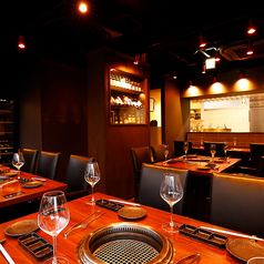 15名様から貸切利用も可能。落ち着いた店内で神戸牛焼肉をゆっくり楽しめるため、接待や会食、グループでの食事など特別な席にもおすすめです