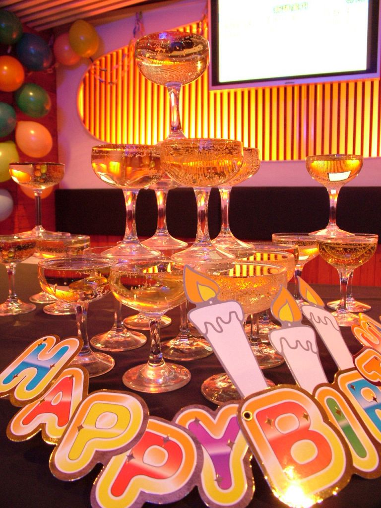 オーダーケーキ、シャンパンタワーなどもお気軽にお申し付け下さい☆