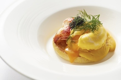 朝食限定 エッグベネディクトセット お好きなベネディクト ドリンクが選べる朝限定のセット ザ ロビーラウンジ シャングリ ラ ホテル 東京 バー カクテル ホットペッパーグルメ