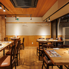 4名様テーブルは全部で7卓。こちらのテーブル席をご利用になられる方はお喋りの合間に厨房に視線を向けてみて下さい。香ばしく焼いている手元がよく見え、舌だけでなく、目で見て愉しめます。