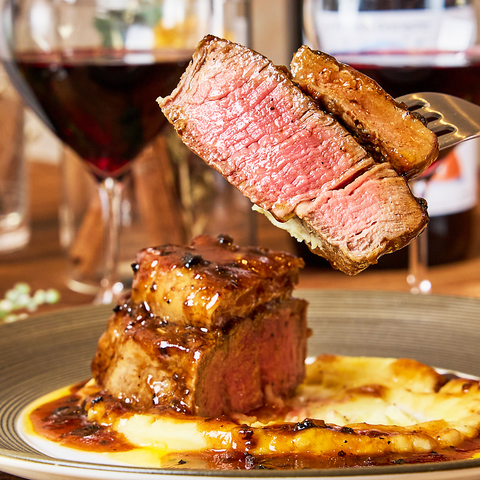 本格窯焼きピザや看板メニューのワタリガニのトマトソーススパゲティが人気♪