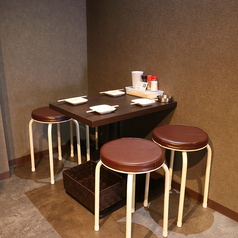 仲間との飲み会にぴったりの4名様用テーブル席が1つございます◎ゆったりと座れるため、賑やかに会話を楽しみたい時に最適です♪席を繋げれば大人数での宴会にも柔軟に対応可能ですので、お気軽にご相談ください！