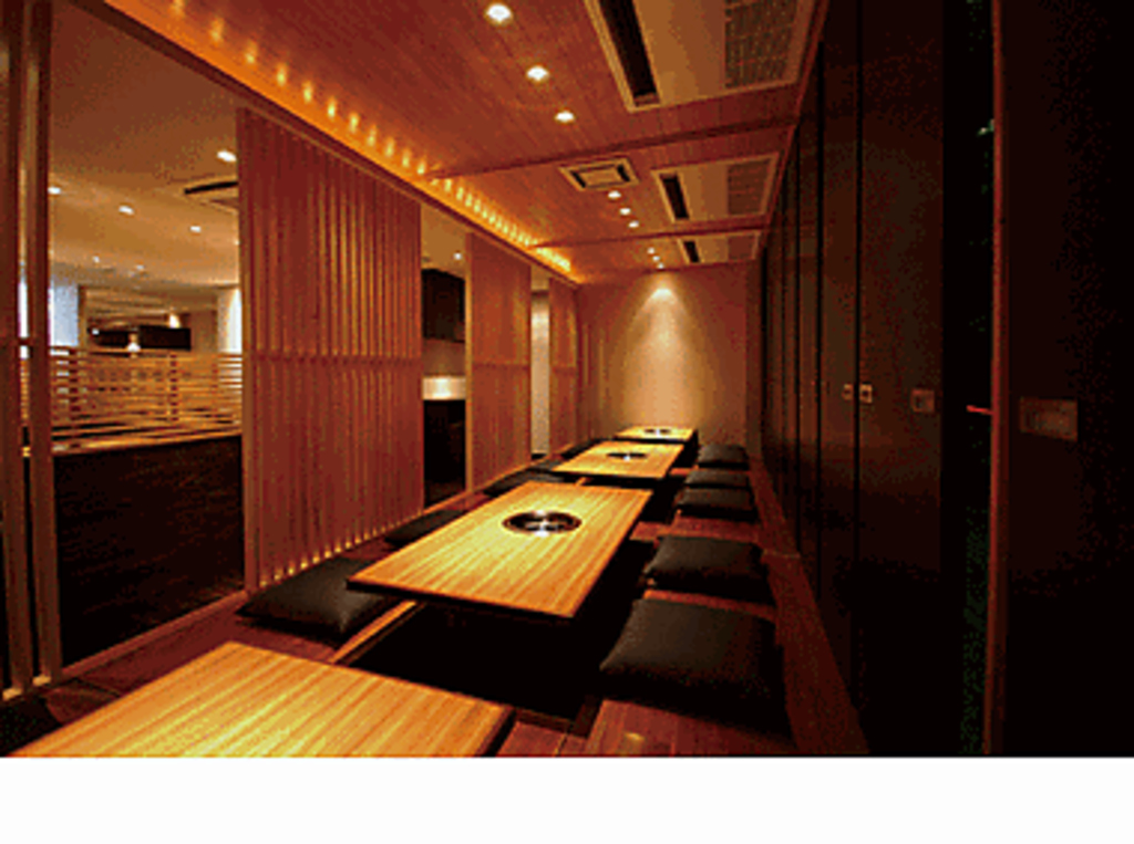 半個室の仕切りを外せば、24名様収容の宴会場に早変わり♪テーブル席を合わせれば、40名様までOK♪