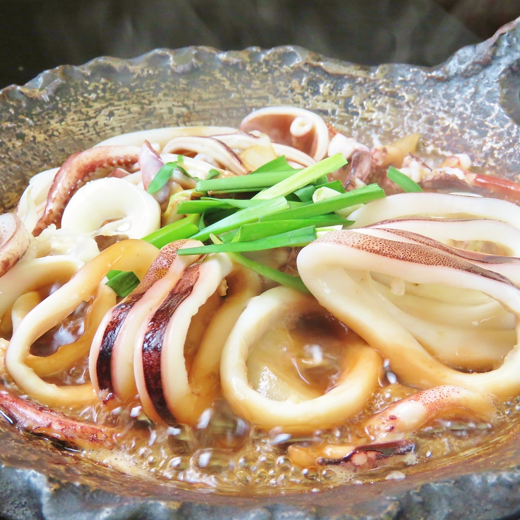 豪快イカの漁師焼きは、磯の香りとぷりぷり食感、店秘伝の醤油ダレを使用した、店主おすすめの一品！