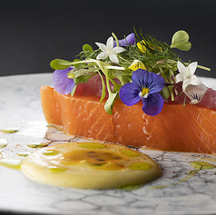 サーモンのミ・キュイ　赤玉葱ピクルスとパッションフルーツ