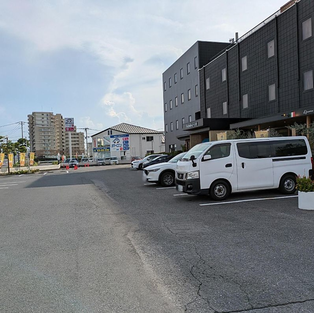 最大で40台駐車可能な駐車場を完備。広い駐車スペースに安心してお停めいただけます。