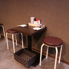 デートやお仲間との少人数でのご利用に最適な2名様用テーブル席が2つございます♪落ち着いた空間で、ゆったりとした時間を過ごせるのが魅力◎自慢の串と厳選されたお酒を味わいながら、語らいの場としてぜひご利用ください！お席が狭くなりますが4名様までご案内可能です。