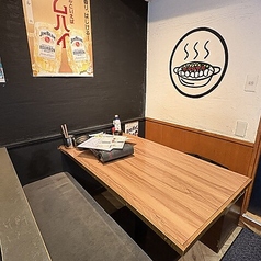 席数34席 店舗貸し切りは24名以上でOK生産者直送ホルモン使用。串焼きは180円~おすすめは!レバ,タン,ハツ刺しは必食!