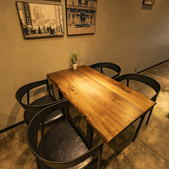 4名掛けのお席は2つあります。木目のテーブルと黒のスタイリッシュでゆったり座れる椅子。2名様からご案内可能なので、友人や家族と食事を楽しむのに最適です◎