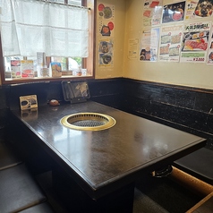 履物を脱いでおくつろぎいただける掘りごたつ席。4名様用