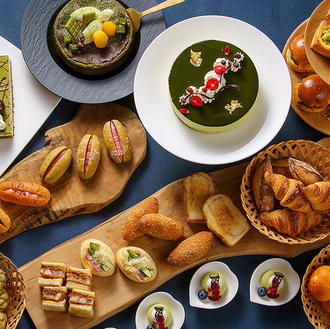 オークラ伝統の洋食を中心としたお料理をブッフェスタイルでお楽しみいただけます。