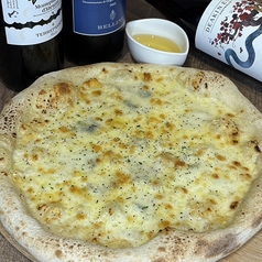 Pizzaクワトロフォルマッジ(パルメザン・エダム・ゴルゴンゾーラ・MIX)