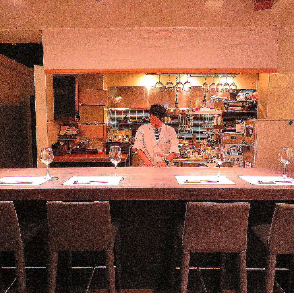 料理人の手仕事を間近で見られる特等席のカウンター。1名様でも、2名様でも。