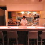 料理人の手仕事を間近で見られる特等席のカウンター。1名様でも、2名様でも。