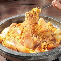 韓国の大衆鍋「プデチゲ」