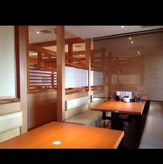 お店の窓側にある団体様もご利用出来る、広々としたお席ですのでゆったりをお寛ぎいただけます！
