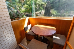 滝の見える店内