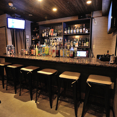 お一人様でも気軽に楽しめる6席をご用意しております。お近くのお客様との会話を楽しんだり、テーブルに置かれたゲームやおもちゃで遊んだり、アットホームな雰囲気で賑やかに過ごせます♪