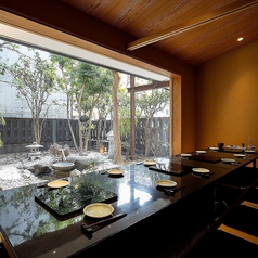 【掘りごたつ席：4名様×2卓】4名様用の掘りごたつ席を2卓備えた掘りごたつ個室です。広々とした落ち着きのある空間で、ゆったりとお過ごしいただけます。連結することで最大10名様までご利用可能。少人数での飲み会はもちろん、ご家族・親族でのお集まりや、観光でのお食事など、幅広いシーンでご活用いただけます。