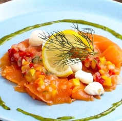 スモークサーモンと彩り野菜のカルパッチョ