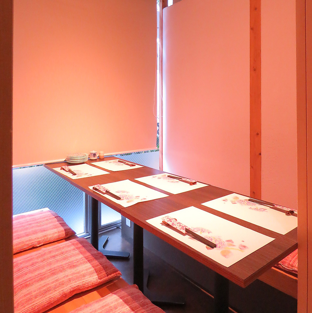 2名/4名/6名の個室を完備。仕切りを外すと10名までの宴会に対応。県外のお客様のおもてなしに。