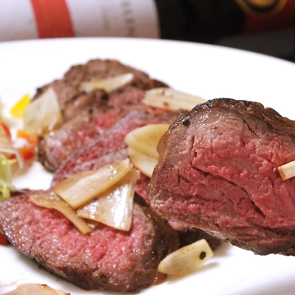 カウンター目の前の鉄板で焼き上げるみっかび牛のサーロインステーキは絶品！肉の旨みをご堪能下さい