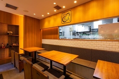 滝の見える店内