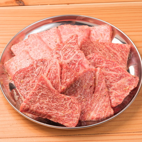 煙も、炎も、旨さのうち。石垣牛×生ホルモンを豪快に楽しむ「体験型倉庫焼肉」