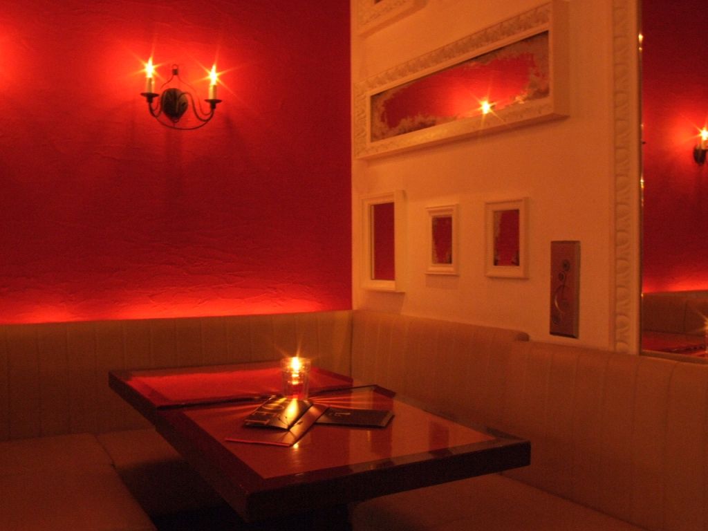 8名様までご利用頂けるカーテン半個室。　合コン等にもピッタリ！