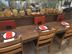 おひとり様でも入りやすいカウンター席。シェフとの会話を楽しみながら、お食事して頂けます。