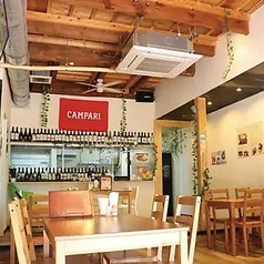 4名様掛けのテーブル席を5卓ご用意しております。少人数でのランチ利用から、仲の良い友人同士での飲み会、女子会など、様々なシーンに最適です。木目調のテーブルが落ち着いた雰囲気を演出し、ゆったりとお食事を楽しめます。隣の席との間隔も配慮されているので、リラックスして会話も弾みます◎