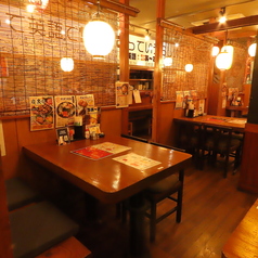 日常のちょっとしたお食事や、ご同僚との飲みの席として使いやすい4名様用テーブル席は10卓をご用意しております◎昔ながらの料理やこだわりの鶏料理を多数取り揃える当店で、会話のはずむ楽しいひとときをお過ごしください♪