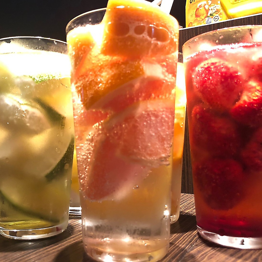 凍ったフルーツをグラスにパンパンに詰めてカロリー０の焼酎と強炭酸を注ぎ完成！とにかく低カロリー