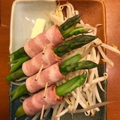 鉄板焼きも人気です。こちらはアスパラベーコン。もんじゃを食べる前にちょっとつまんでみてください♪