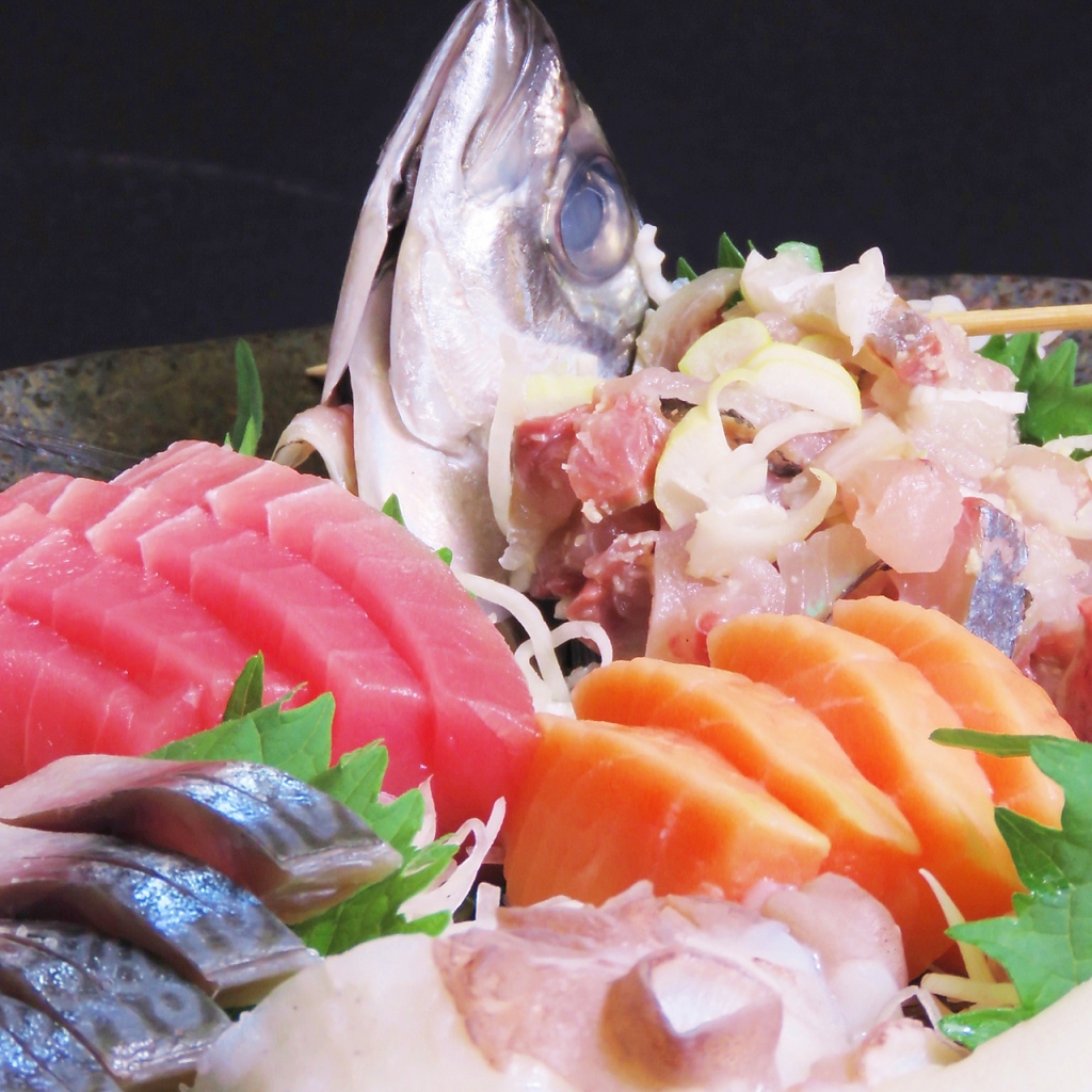 自慢の刺身を豪快に！！旬の魚介類がたっぷり！！