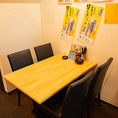 〈テーブル席4名×4〉居酒屋ならではのアットホームな雰囲気で、料理やお酒を楽しむのにぴったりな空間です！