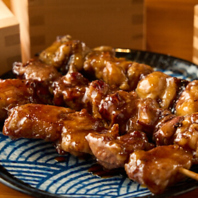 千葉県産の新鮮な豚もつを使用した名物串焼きと肉刺し