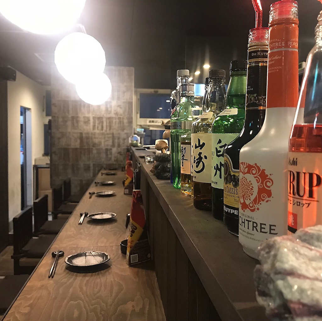 全6席のカウンターで富山を味わう。富山のお料理とお酒でお話に花を咲かせましょう。