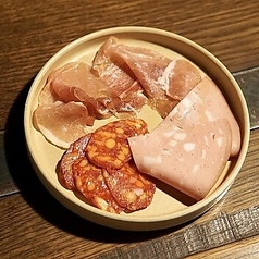 サラミと生ハムの盛り合わせ