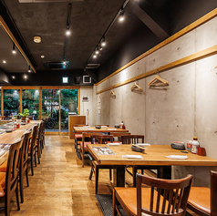 こちらのテーブル席をご利用になられる方はお喋りの合間に厨房に視線を向けてみて下さい。ご友人との食事会、会社との同僚との一杯にぜひ！